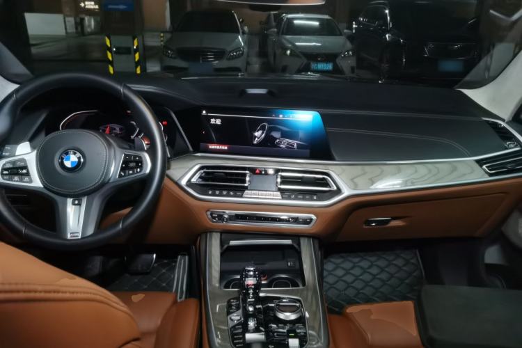 Used BMW X7 2021 Facelifted xDrive40i Luxury Package with Leading Features Center Console