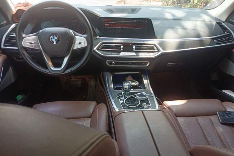 Used BMW X7 2021 xDrive40i Luxury Package with Leading Features Center Console