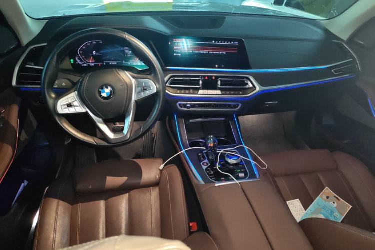 Used BMW X7 2021 Facelifted xDrive40i Luxury Package with Leading Features Center Console