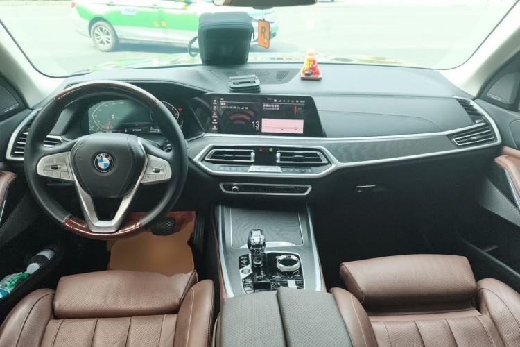 Used BMW X7 2021 xDrive40i Luxury Package with Leading Features Center Console