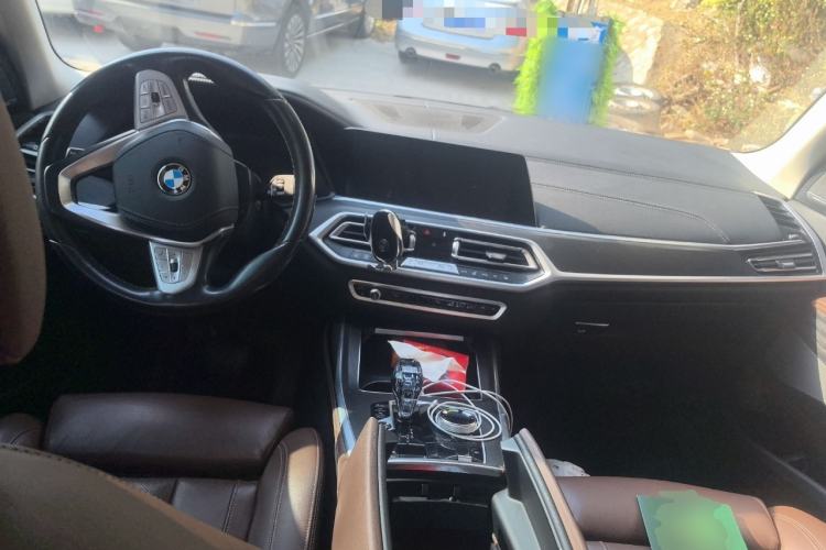 Used BMW X7 2021 xDrive40i Luxury Package with Leading Features Center Console