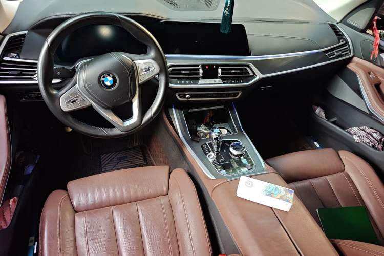 Used BMW X7 2021 xDrive40i Luxury Package with Leading Features Center Console