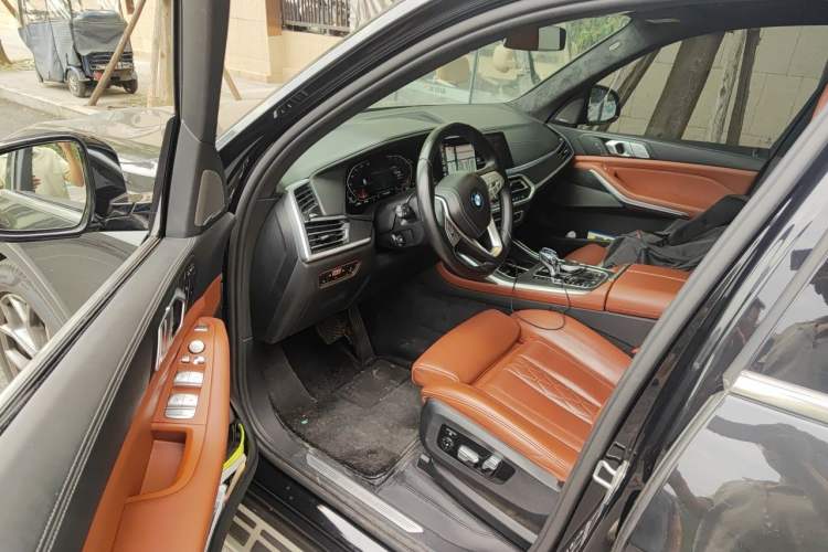 Used BMW X7 2021 Restyled xDrive40i Luxury Package with Premium Features Driver Seat
