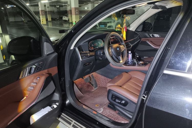 Used BMW X7 2021 xDrive40i Luxury Package with Leading Features Driver Seat