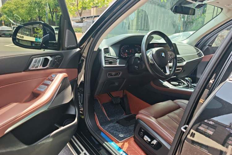 Used BMW X7 2021 xDrive40i Luxury Package with Leading Features Driver Seat