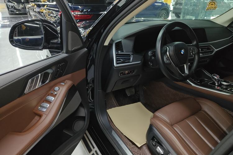 Used BMW X7 2021 xDrive40i Luxury Package with Leading Features Driver Seat