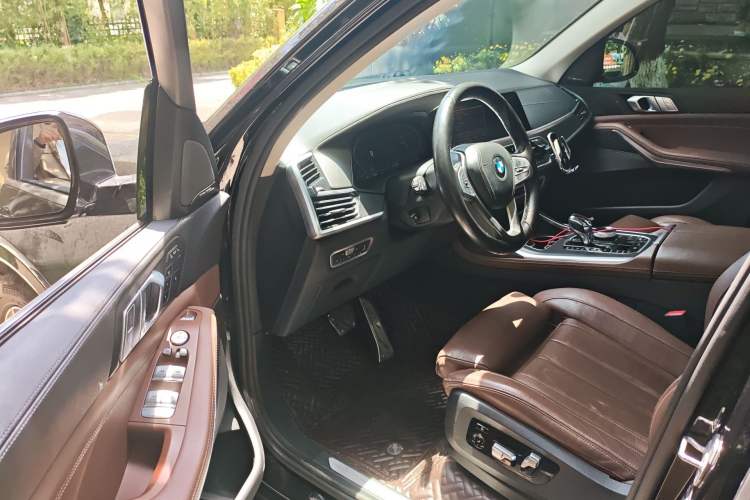 Used BMW X7 2021 xDrive40i Luxury Package with Leading Features Driver Seat