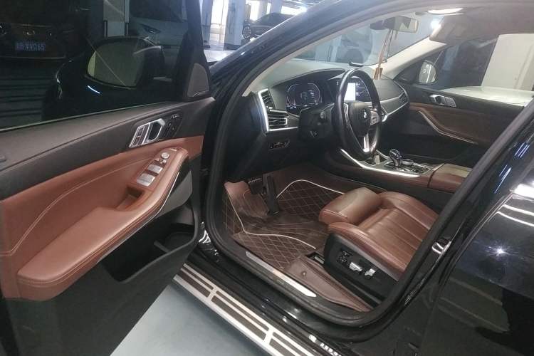 Used BMW X7 2021 xDrive40i Luxury Package with Leading Features Driver Seat
