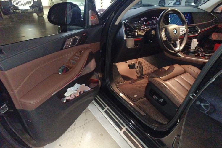 Used BMW X7 2021 xDrive40i Luxury Package with Leading Features Driver Seat