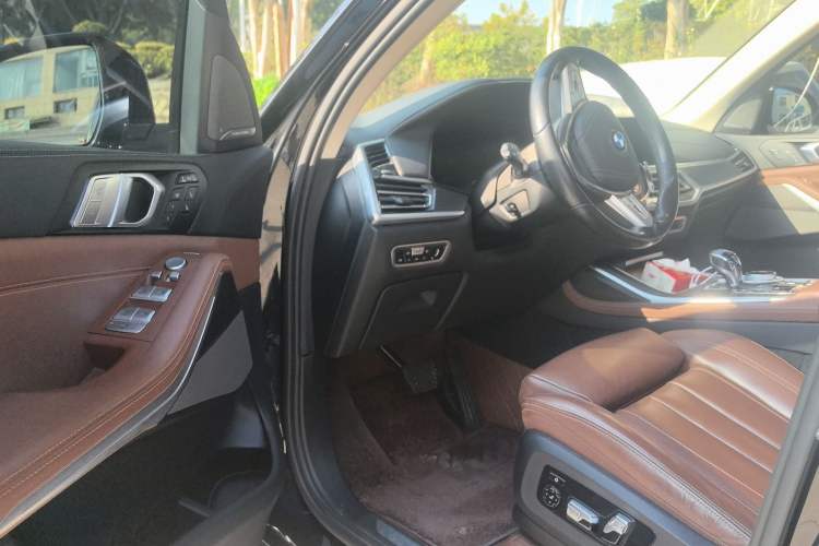 Used BMW X7 2021 xDrive40i Luxury Package with Leading Features Driver Seat