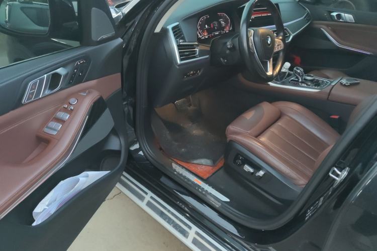 Used BMW X7 2021 xDrive40i Luxury Package with Leading Features Driver Seat
