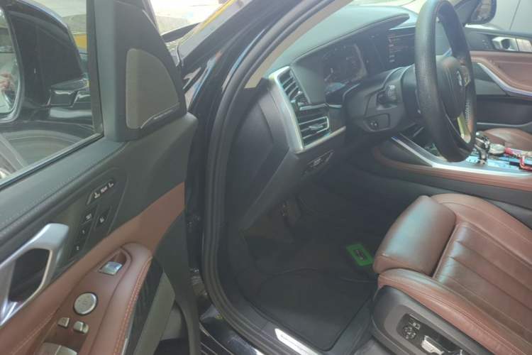 Used BMW X7 2021 xDrive40i Luxury Package with Leading Features Driver Seat