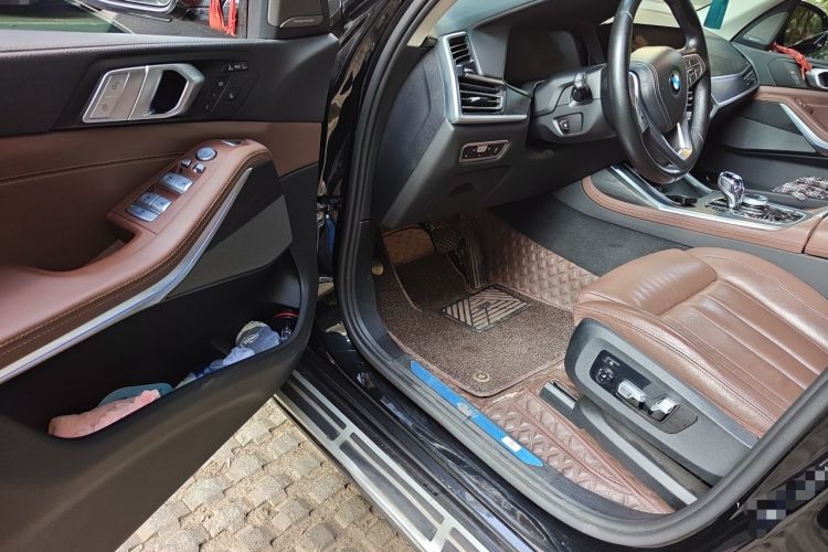 Used BMW X7 2021 xDrive40i Luxury Package with Leading Features Driver Seat