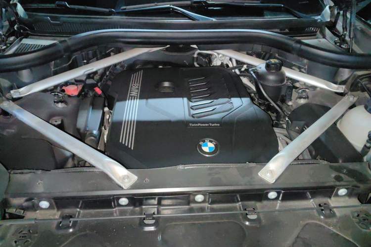 Used BMW X7 2021 Restyled xDrive40i Luxury Version with M Sport Package Engine Bay