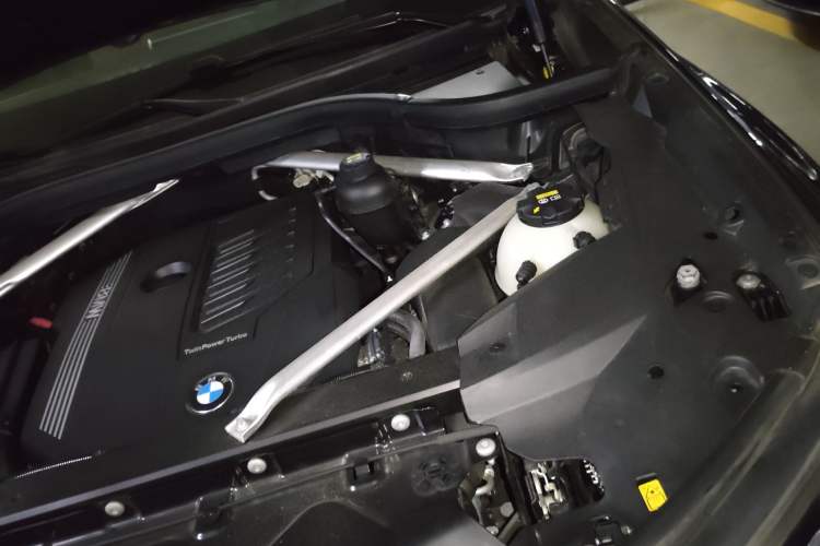 Used BMW X7 2021 Restyled xDrive40i Luxury Version with M Sport Package Engine Bay Left