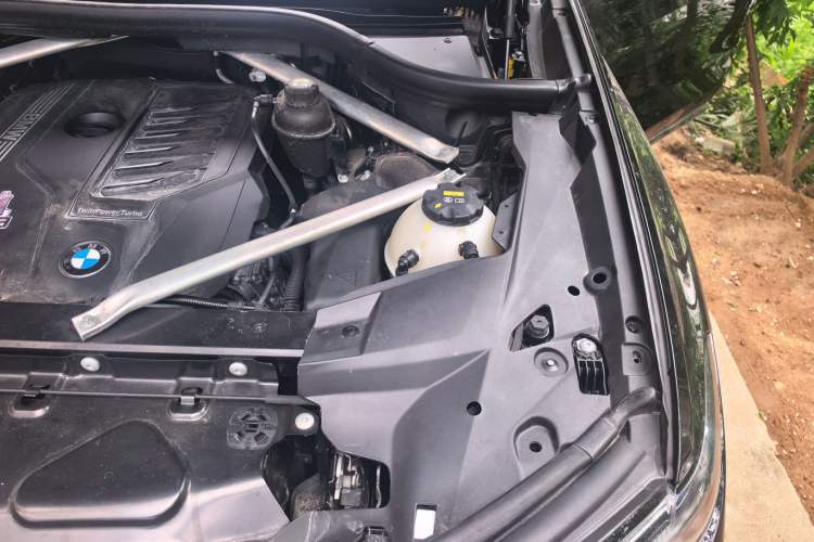 Used BMW X7 2021 xDrive40i Luxury M Sport Package Engine Bay Left