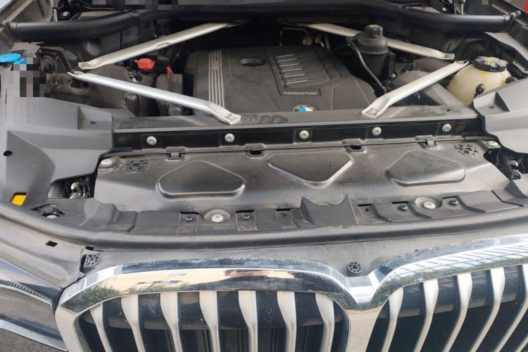Used BMW X7 2021 Restyled xDrive40i Luxury Version with M Sport Package Engine Bay