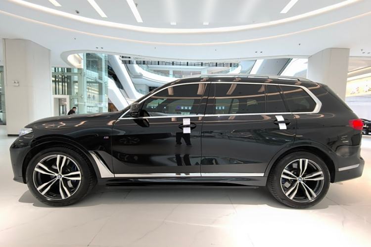 Used BMW X7 2021 xDrive40i Luxury M Sport Package Exterior 2