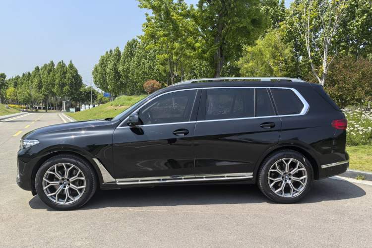 Used BMW X7 2021 xDrive40i Luxury Package with Leading Features Exterior 2