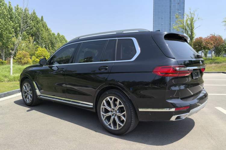 Used BMW X7 2021 xDrive40i Luxury Package with Leading Features Exterior 3