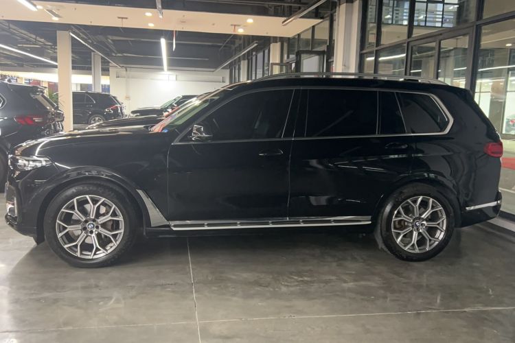 Used BMW X7 2021 xDrive40i Luxury Package with Leading Features Exterior 5