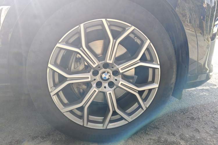 Used BMW X7 2021 xDrive40i Luxury Package with Leading Features Exterior 7