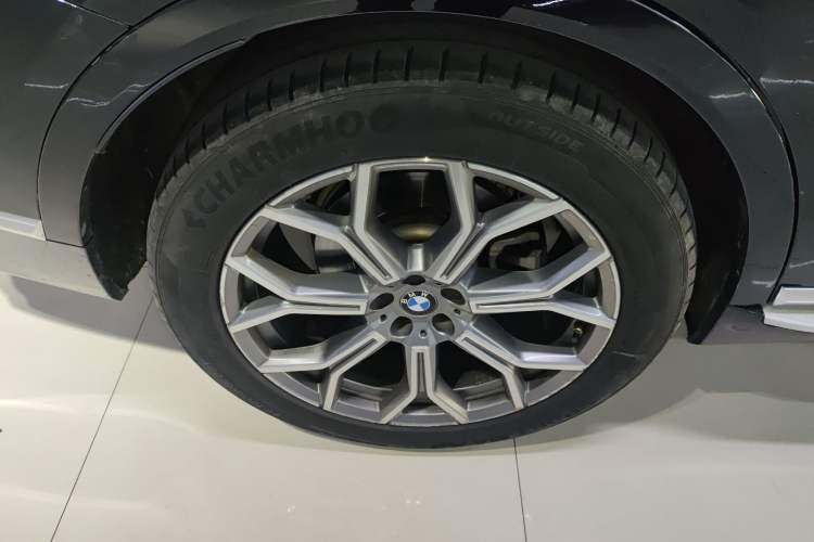 Used BMW X7 2021 xDrive40i Luxury Package with Leading Features Exterior 8