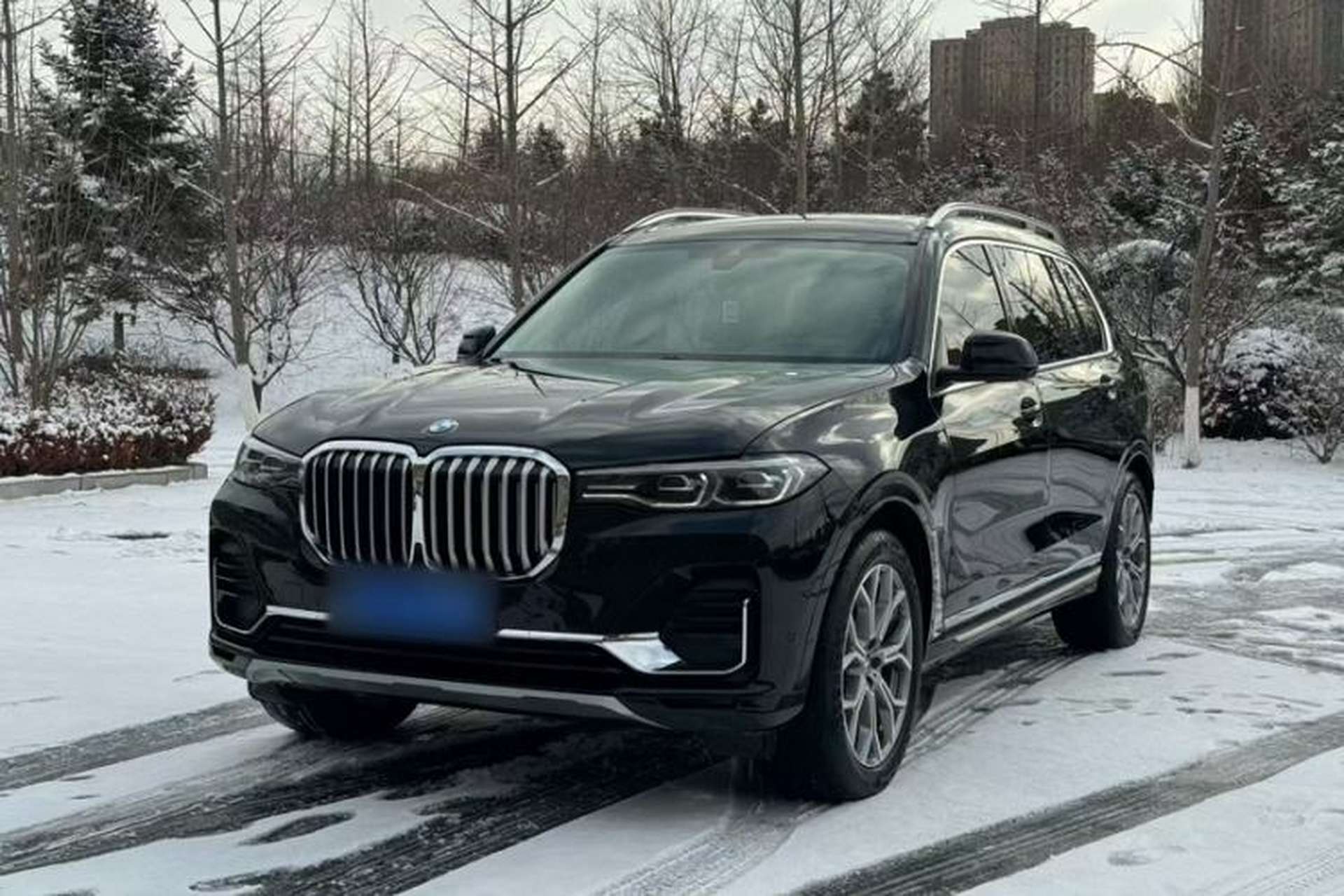 Used BMW X7 2021 xDrive40i Luxury Package with Leading Features Front Left 45 Deg