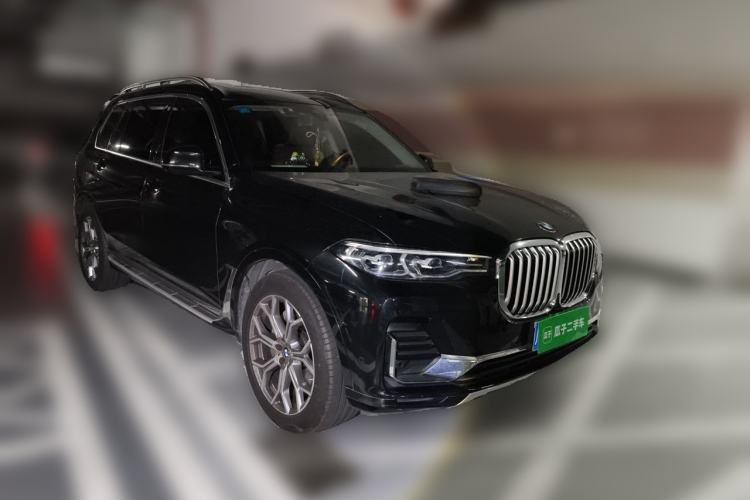 Used BMW X7 2021 xDrive40i Luxury Package with Leading Features Front Right 45 Deg