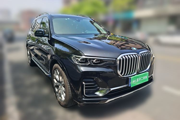 Used BMW X7 2021 xDrive40i Luxury Package with Leading Features Front Right 45 Deg