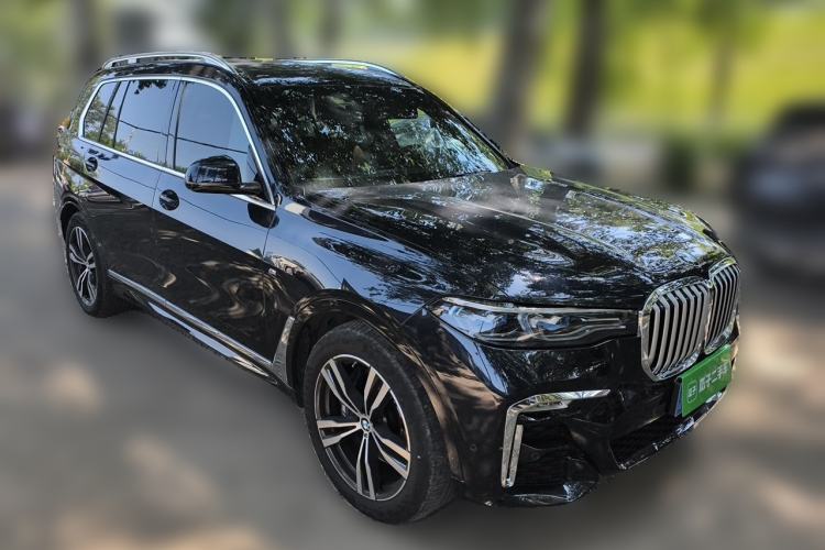 Used BMW X7 2021 xDrive40i Luxury M Sport Package Front Right 45 Deg