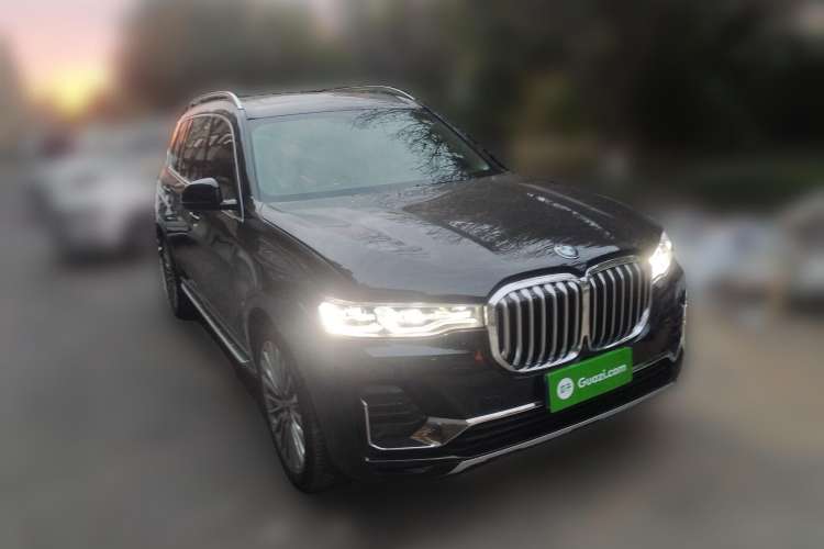 Used BMW X7 2021 xDrive40i Luxury Package with Leading Features Front Right 45 Deg