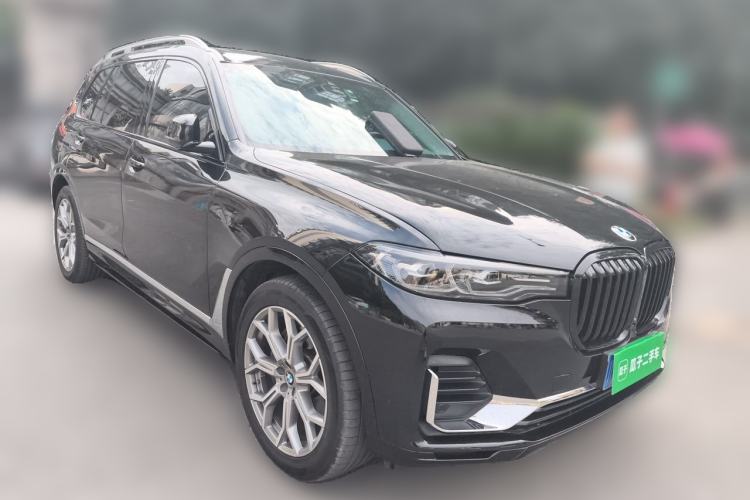 Used BMW X7 2021 xDrive40i Luxury Package with Leading Features Front Right 45 Deg