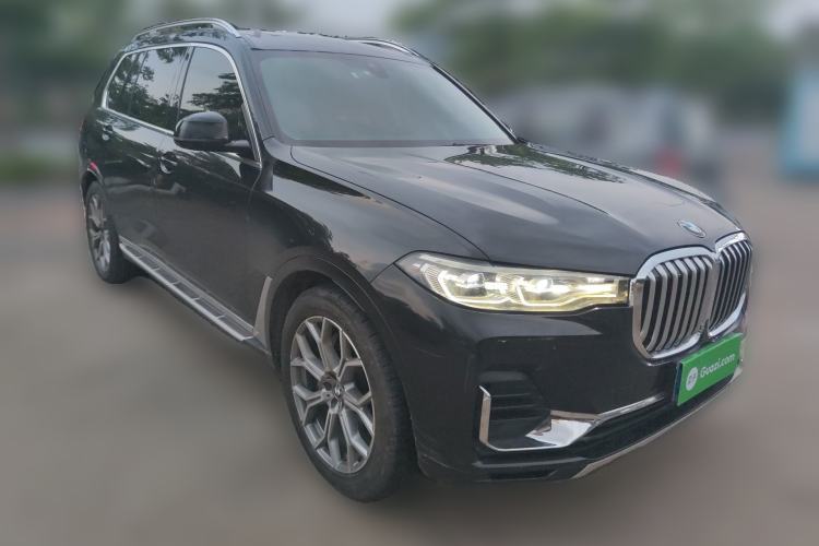 Used BMW X7 2021 xDrive40i Luxury Package with Leading Features Front Right 45 Deg