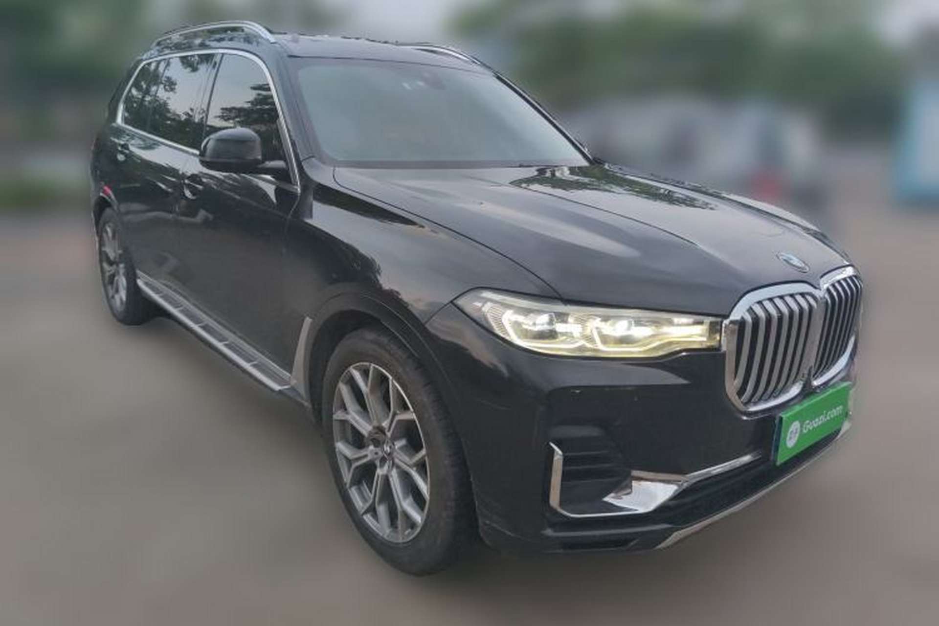 Used BMW X7 2021 xDrive40i Luxury Package with Leading Features Front Right 45 Deg
