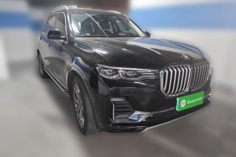 Used BMW X7 2021 xDrive40i Luxury Package with Leading Features Front Right 45 Deg