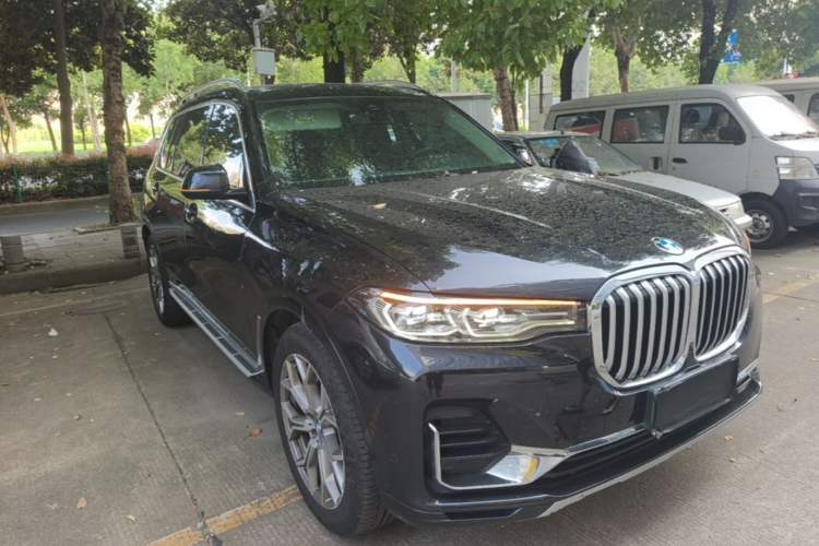 Used BMW X7 2021 xDrive40i Luxury Package with Leading Features Front Right 45 Deg