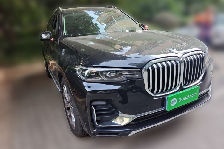 Used BMW X7 2021 xDrive40i Luxury Package with Leading Features Front Right 45 Deg