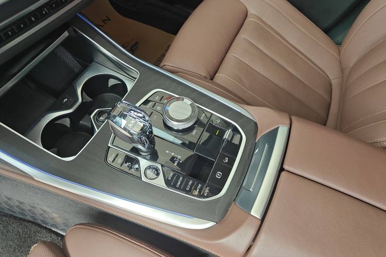 Used BMW X7 2021 Facelifted xDrive40i Luxury Package with Leading Features Gear Lever
