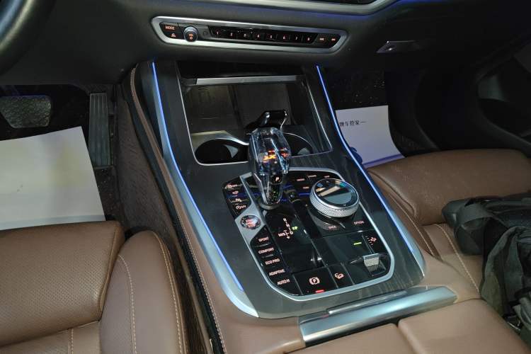 Used BMW X7 2021 xDrive40i Luxury Package with Leading Features Gear Lever