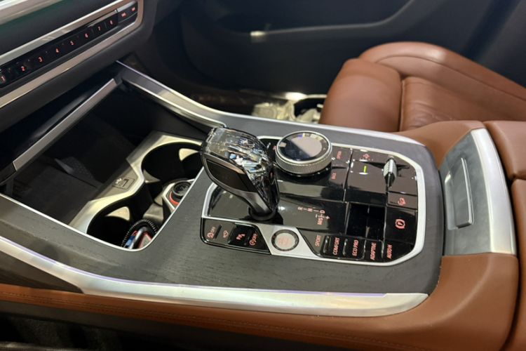 Used BMW X7 2021 Restyled xDrive40i Luxury Version with M Sport Package Gear Lever