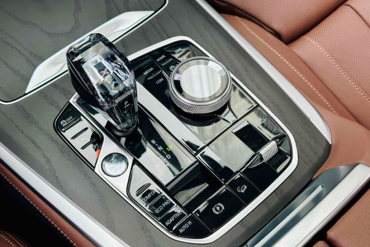Used BMW X7 2021 Facelifted xDrive40i Luxury Package with Leading Features Gear Lever