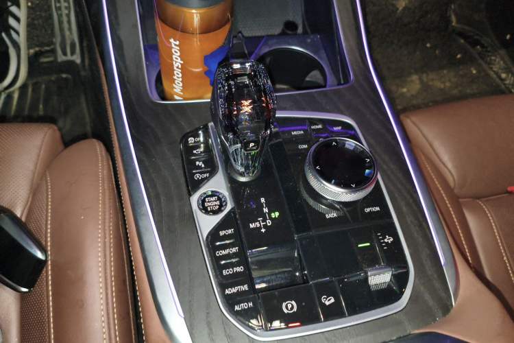 Used BMW X7 2021 xDrive40i Luxury Package with Leading Features Gear Lever