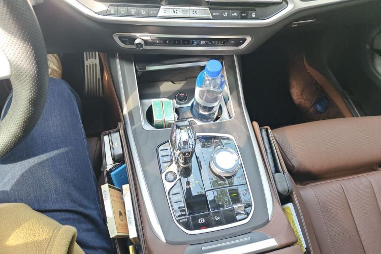 Used BMW X7 2021 xDrive40i Luxury Package with Leading Features Gear Lever