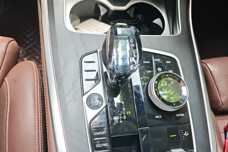 Used BMW X7 2021 xDrive40i Luxury Package with Leading Features Gear Lever