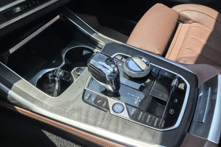 Used BMW X7 2021 xDrive40i Luxury Package with Leading Features Gear Lever