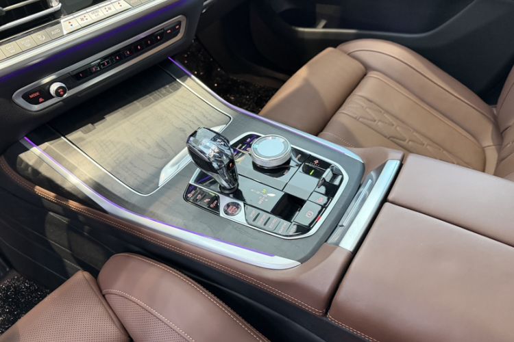 Used BMW X7 2021 xDrive40i Luxury Package with Premium Features Gear Lever