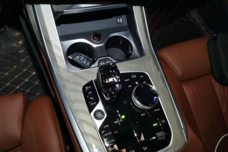 Used BMW X7 2021 Facelifted xDrive40i Luxury Package with Leading Features Gear Lever