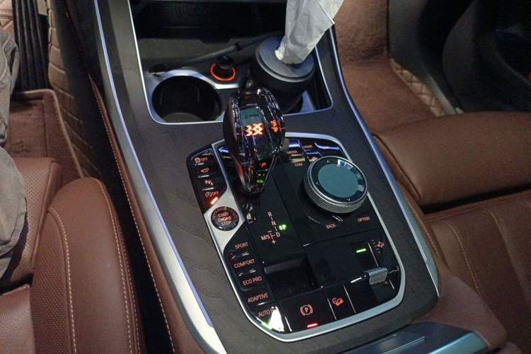 Used BMW X7 2021 xDrive40i Luxury Package with Leading Features Gear Lever