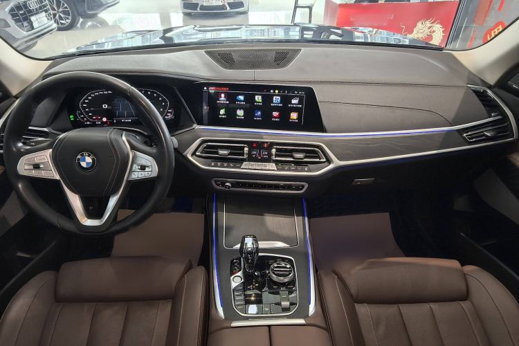 Used BMW X7 2021 Facelifted xDrive40i Luxury Package with Leading Features Interior 1